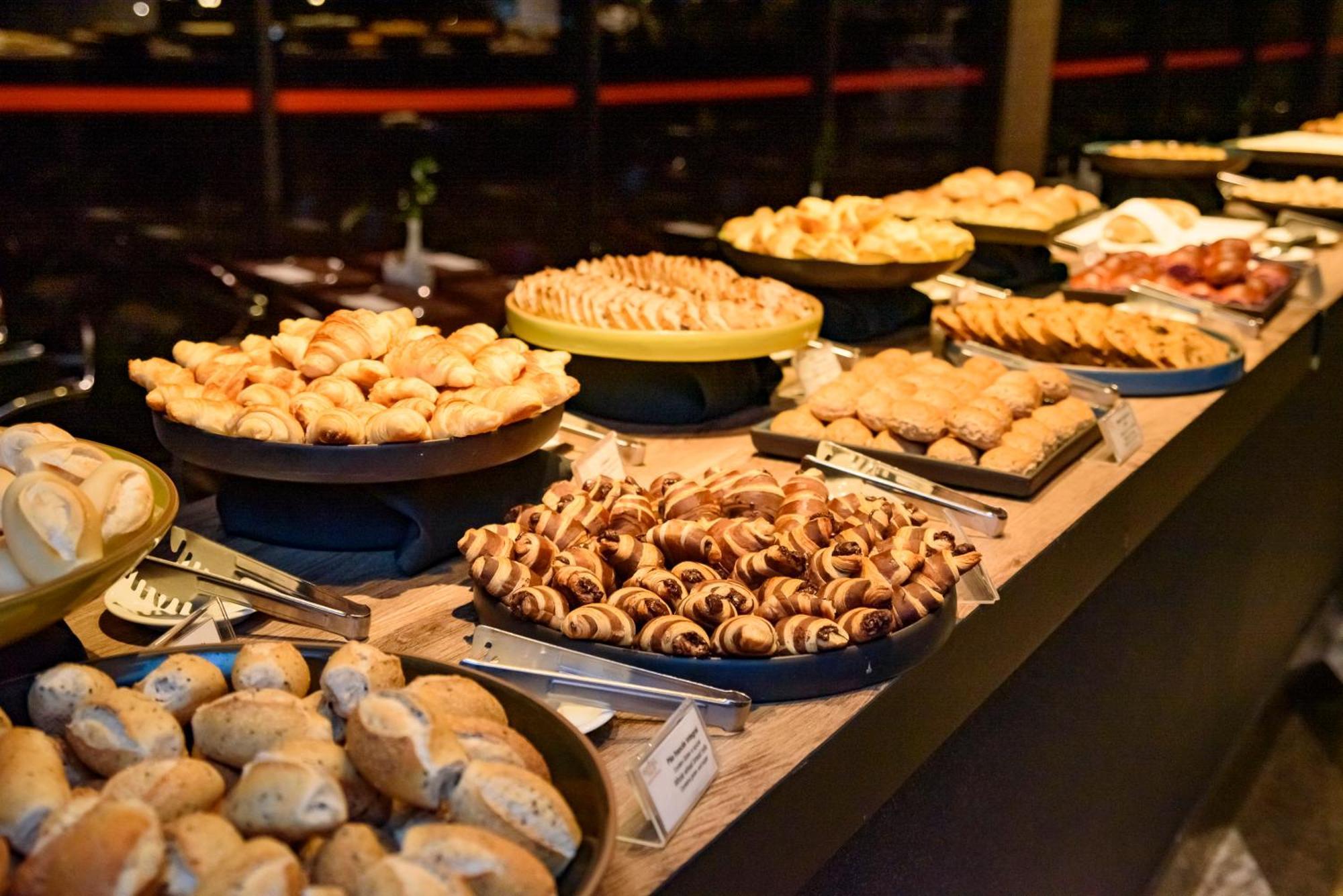 Royal Tulip Brasilia Alvorada Hotel Екстериор снимка A selection of pastries at a buffet