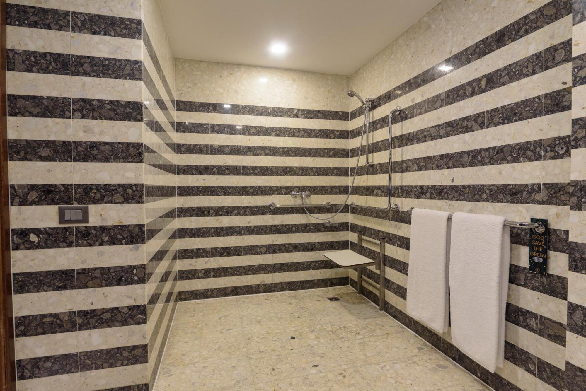 Royal Tulip Brasilia Alvorada Hotel Стая снимка A shower