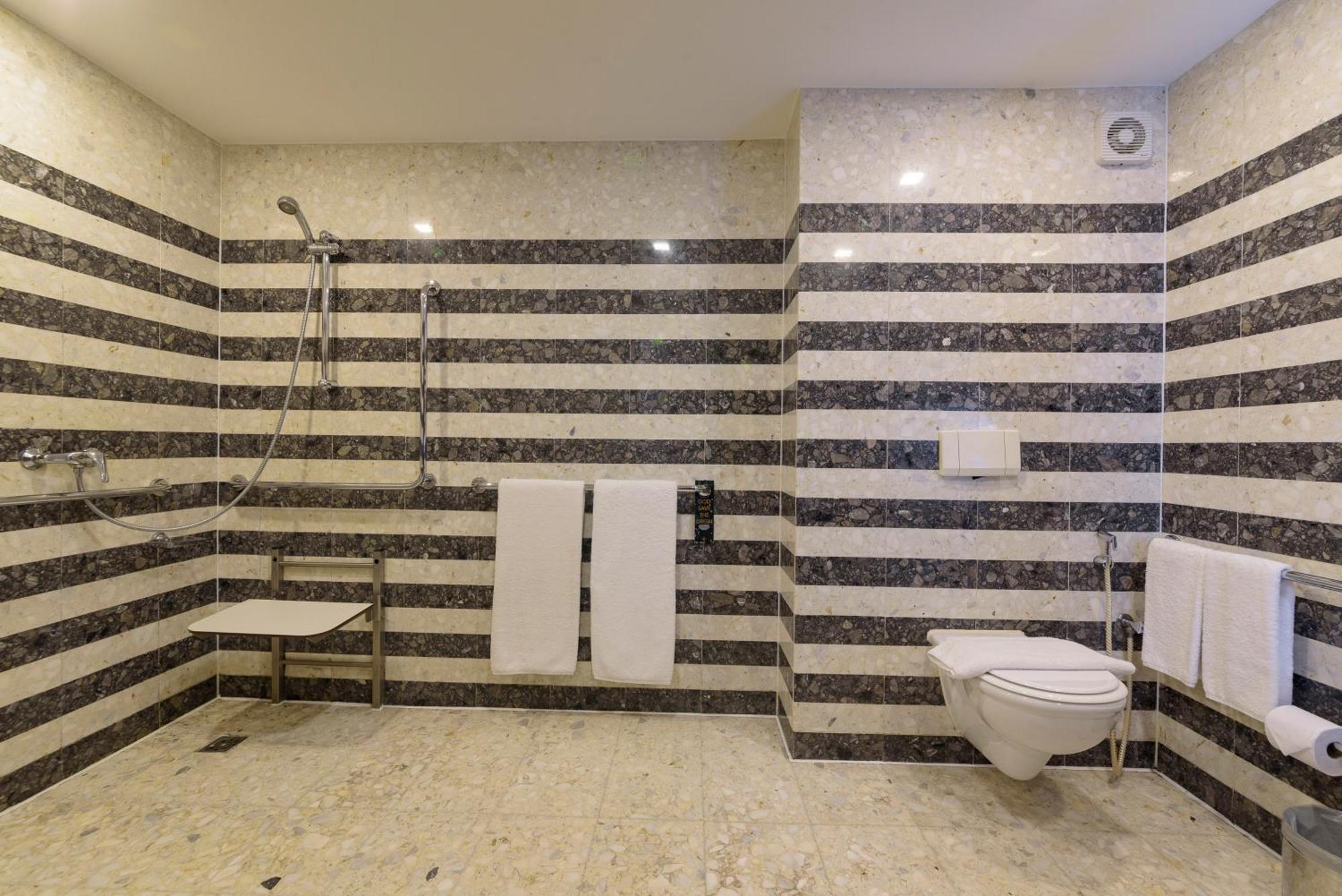 Royal Tulip Brasilia Alvorada Hotel Стая снимка A wet room
