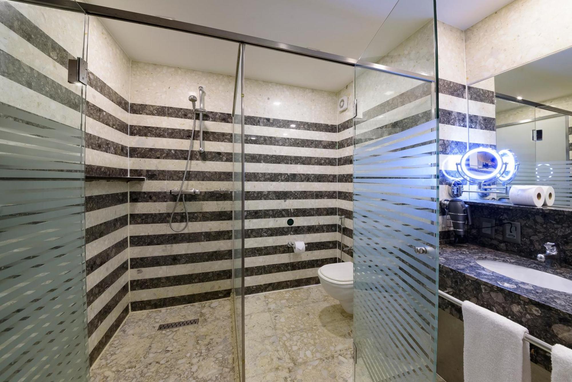 Royal Tulip Brasilia Alvorada Hotel Екстериор снимка A shower enclosure